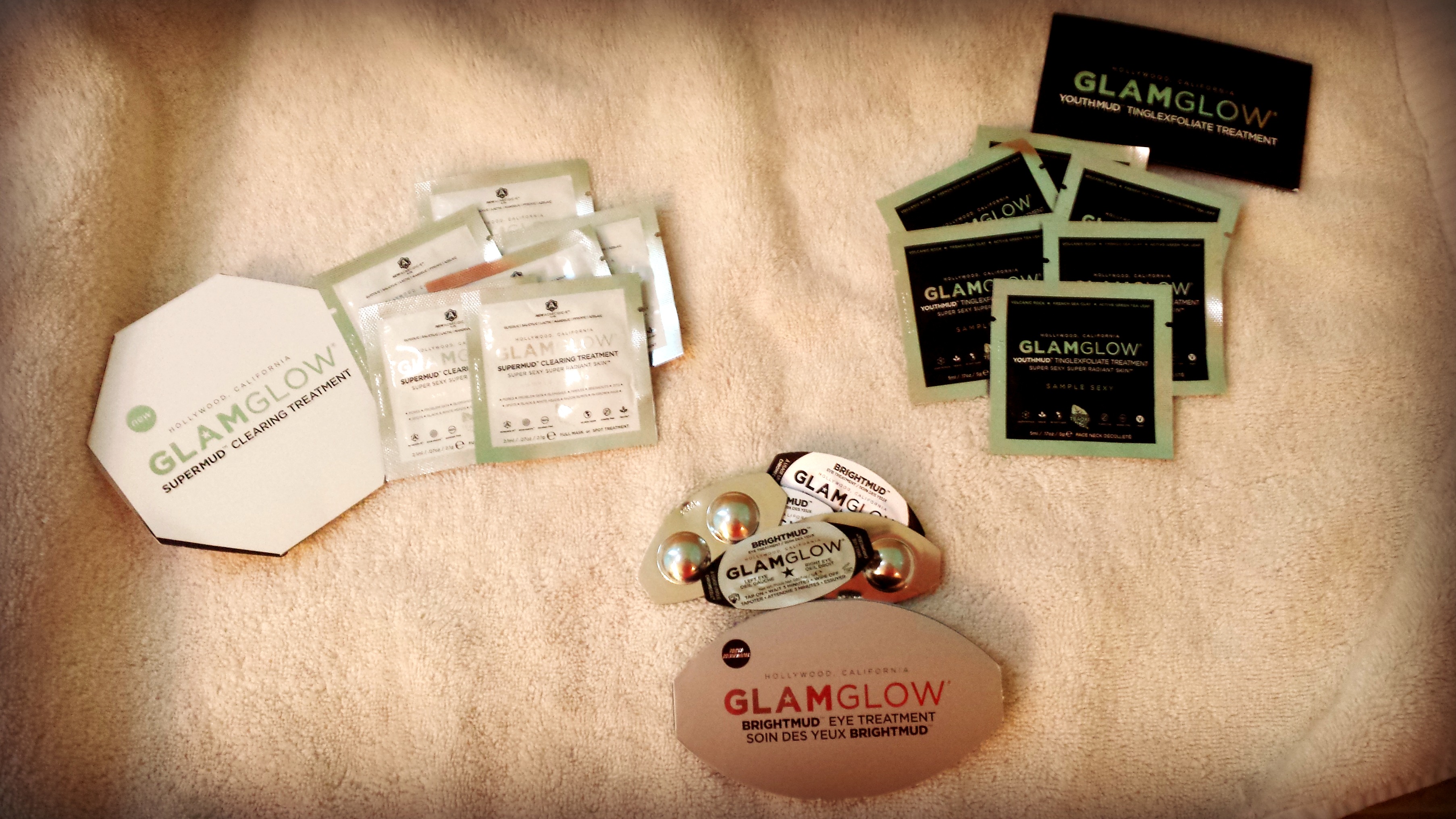 {Brag Worthy Christmas} Give the Gift of Beauty GLAMGLOW Review