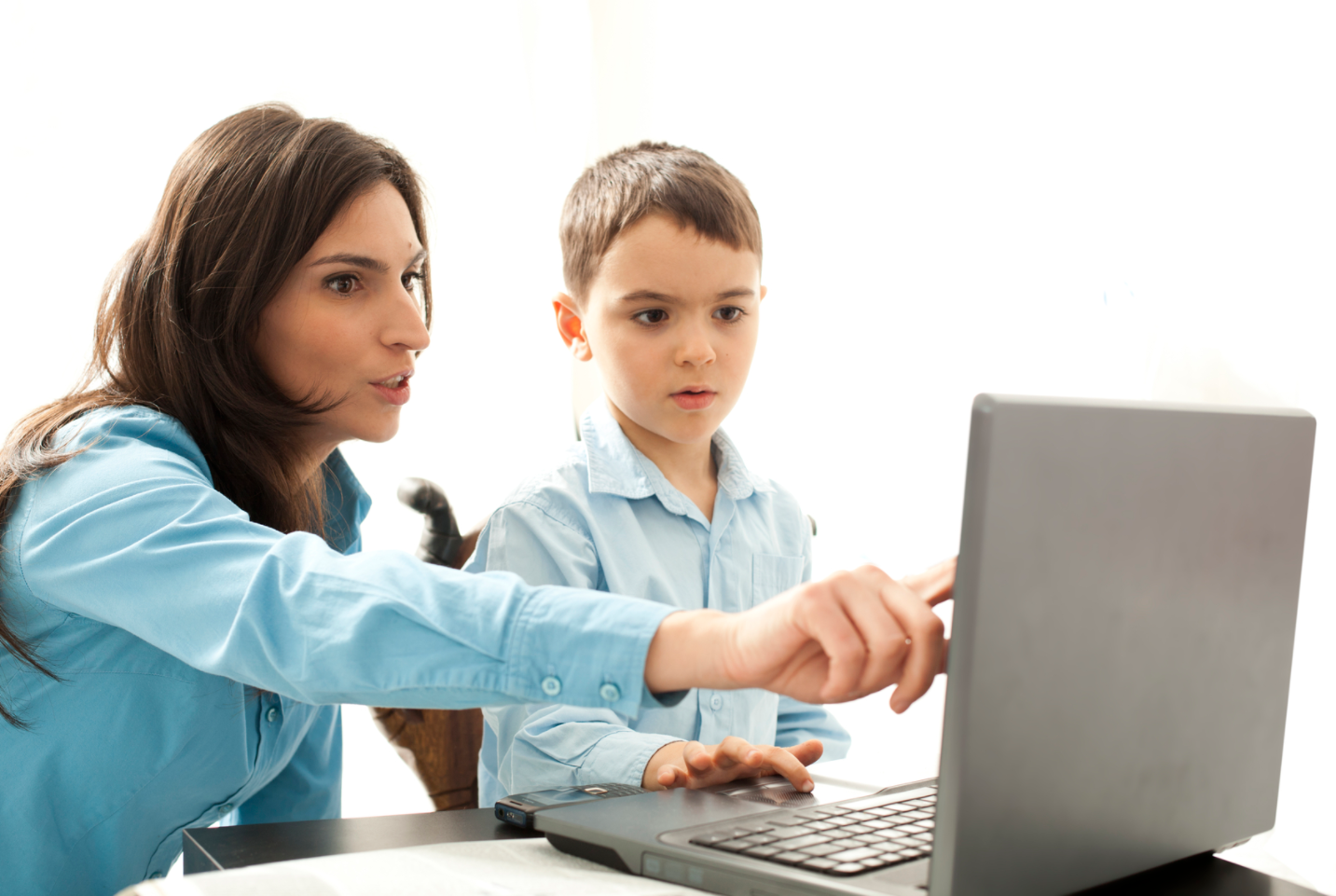 Internet child. Компьютер для детей. Родители и дети за компьютером. Детям об интернете. Дети и взрослые в интернете