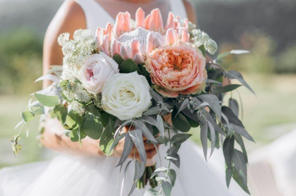 How to Match Your Wedding Decor with the Season Using Wood Flowers?