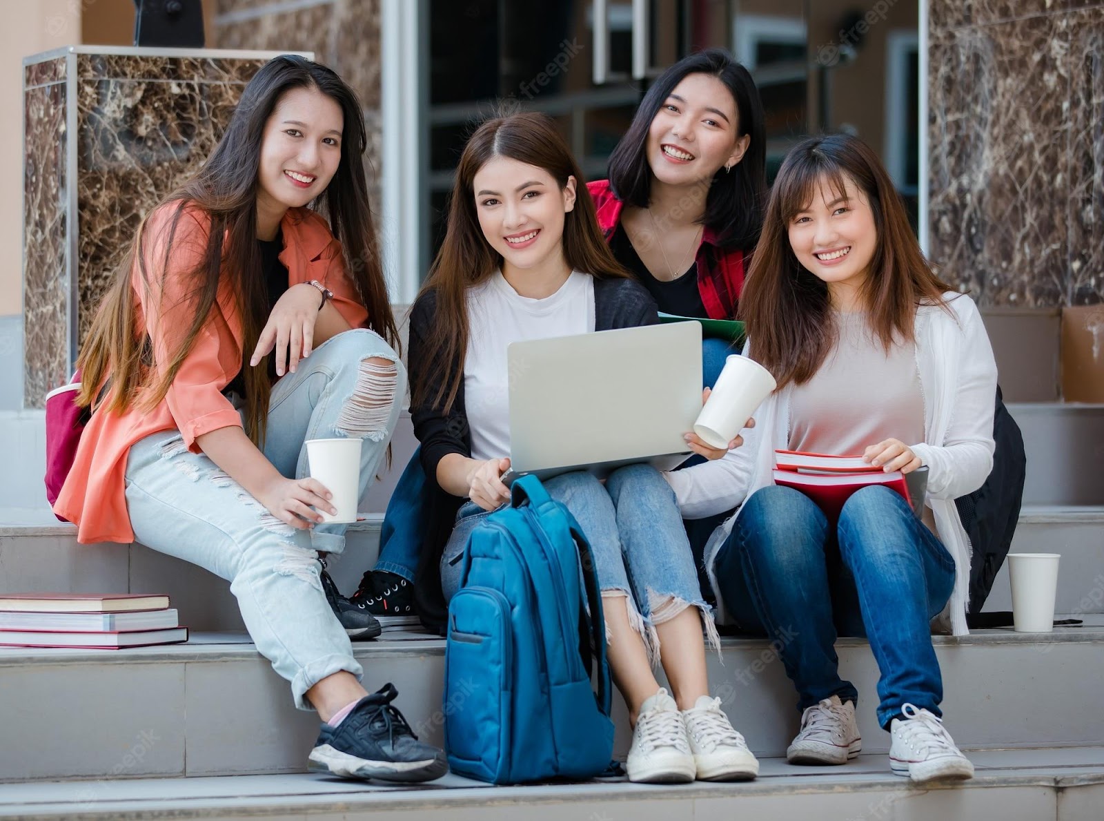 How to Approach Girls When You are in College and Get Them to Fall For