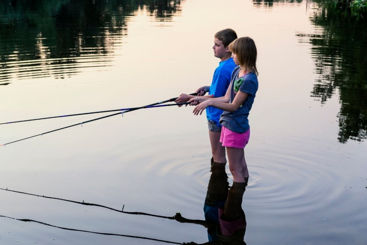 Мальчики ловят девочек. Дети на рыбалке. Мальчик Рыбак. Мальчик и девочка рыбачат. Дети ловят рыбу.